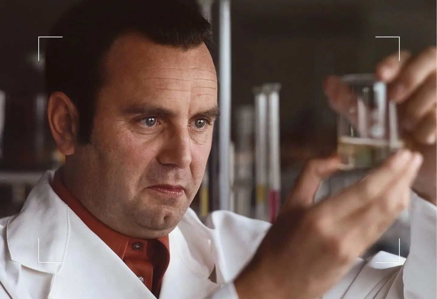 Yves Rocher dans son laboratoire